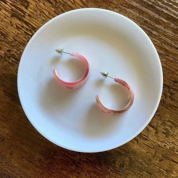 ❤️ NEW 2/$20 or 3/$25 Statement Pink Acrylic Swirl Hoop Earrings - Picture 2 of 6